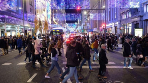 Gente caminando por la Gran Vía remodelada en las pasadas Navidades. Gente caminando por la Gran Vía remodelada en las pasadas Navidades.