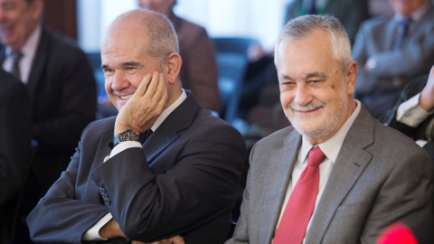 Los expresidentes de la Junta de Andalucía, Manuel Chaves y José Antonio Griñán, durante el juicio de la pieza política del caso ERE en la Audiencia de Sevilla. EFE/ Pepo Herrera Los expresidentes de la Junta de Andalucía, Manuel Chaves y José Antonio Griñán, durante el juicio de la pieza política del caso ERE en la Audiencia de Sevilla. EFE/ Pepo Herrera