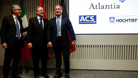 El presidente de ACS, Florentino Pérez (c); el consejero delegado de Atlantia, Giovanni Castelluci (i), y el presidente de Hochtief, Marcelino Fernández Verdes (d), durante la rueda de prensa para explicar los detalles de su oferta conjunta El presidente de ACS, Florentino Pérez (c); el consejero delegado de Atlantia, Giovanni Castelluci (i), y el presidente de Hochtief, Marcelino Fernández Verdes (d), durante la rueda de prensa para explicar los detalles de su oferta conjunta