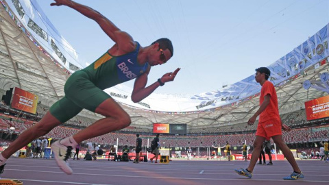 El vallista brasileño Hugo de Sousa, durante un entrenamiento en el estadio del Nido del Pájaro, donde tendrá lugar el Campeonato del Mundo de Atletismo. EFE/Lavandeira jr El vallista brasileño Hugo de Sousa, durante un entrenamiento en el estadio del Nido del Pájaro, donde tendrá lugar el Campeonato del Mundo de Atletismo. EFE/Lavandeira jr
