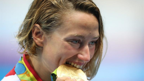 La medallista de oro Mireia Belmonte García de España posa durante la premiación de los 200 metros mariposa femenino./ EFE La medallista de oro Mireia Belmonte García de España posa durante la premiación de los 200 metros mariposa femenino./ EFE