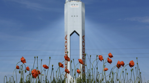 Torre de Abengoa en su planta solar Solucar, en Sanlucar la Mayor, cerca de Sevilla. REUTERS Torre de Abengoa en su planta solar Solucar, en Sanlucar la Mayor, cerca de Sevilla. REUTERS
