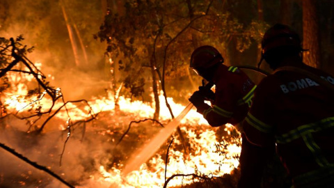 Bomberos trabajan durante un incendio en Boa Aldeia, Viseu, Portugal.-EFE/NUNO ANDRE FERREIRA Bomberos trabajan durante un incendio en Boa Aldeia, Viseu, Portugal.-EFE/NUNO ANDRE FERREIRA