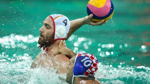 El español Ricard Alarcon Tevar lanza el balón ante la marca del croata Ivan Krapic durante un partido de waterpolo masculino entre España y Croacia en Río 2016. EFE/Fernando Bizerra Jr. El español Ricard Alarcon Tevar lanza el balón ante la marca del croata Ivan Krapic durante un partido de waterpolo masculino entre España y Croacia en Río 2016. EFE/Fernando Bizerra Jr.