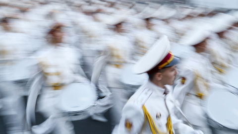 Cadetes de Ucrania marchan por la calle Khreshchatyk durante un ensayo para el desfile militar del Día de la Independencia en Kiev. REUTERS