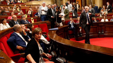 26/09/2019.- El diputado de Ciudadanos Carlos Carrizosa (d) abandona el debate de política general en el Parlament tras ser expulsado, después de una tensa bronca entre diputados independentistas y la bancada de Ciudadanos. / EFE QUIQUE GAR 26/09/2019.- El diputado de Ciudadanos Carlos Carrizosa (d) abandona el debate de política general en el Parlament tras ser expulsado, después de una tensa bronca entre diputados independentistas y la bancada de Ciudadanos. / EFE QUIQUE GAR