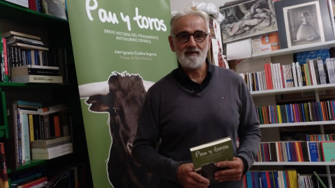 Juan Ignacio Codina, este jueves en la presentación de su libro 'Pan y toros. Breve historia del pensamiento antitaurino español' en la Librería Antígona de Zaragoza. E.B. Juan Ignacio Codina, este jueves en la presentación de su libro 'Pan y toros. Breve historia del pensamiento antitaurino español' en la Librería Antígona de Zaragoza. E.B.