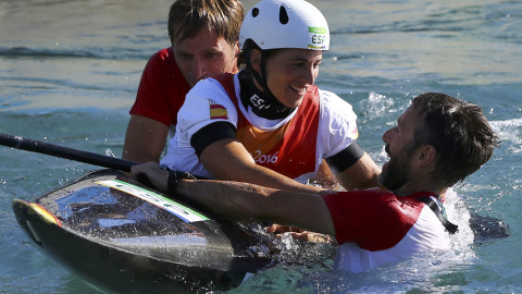 Chourraut se abraza con su entrenador Xabi Etxaniz al conocer que era campeona olímpica. /REUTERS