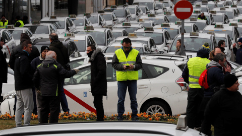 Concentración de taxistas en las inmediaciones del recinto ferial de Ifema, en el segundo día de la huelga indefinida del sector del taxi | EFE Concentración de taxistas en las inmediaciones del recinto ferial de Ifema, en el segundo día de la huelga indefinida del sector del taxi | EFE