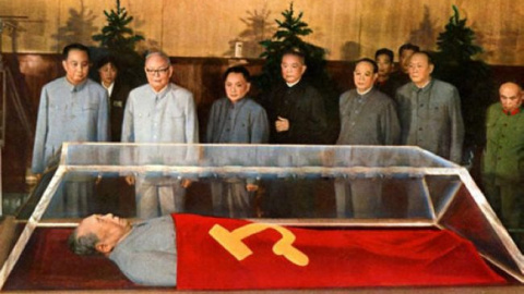 Wang Dongxing junto a Mao. Wang Dongxing junto a Mao.