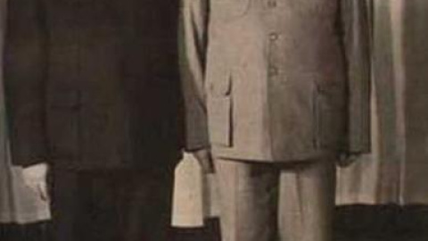 Wang Dongxing junto a Mao. Wang Dongxing junto a Mao.