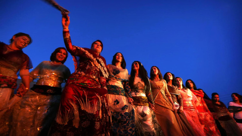 Mujeres kurdas iraníes durante una danza tradicional en las celebraciones del Nowruz de 2016. - AFP