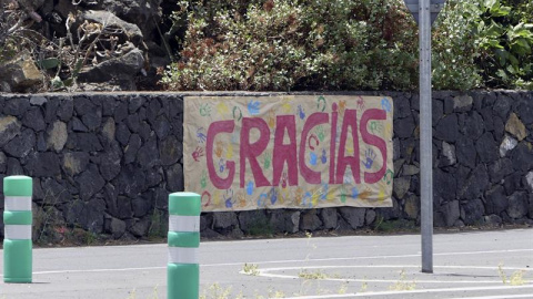 Vecinos afectados por los incendios cuelgan carteles dando las gracias a los bomberos y personas que ayudan a extinguir los incendios/EFE