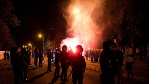 La Policía dispersa a manifestantes neonazis contra la inmigración en Heidenau.-EFE La Policía dispersa a manifestantes neonazis contra la inmigración en Heidenau.-EFE