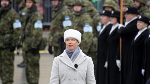 Kersti Kaljulaid, presidente de Estonia, durante el desfile del día de la Independencia. EFE/EPA/Valda Kalnina Kersti Kaljulaid, presidente de Estonia, durante el desfile del día de la Independencia. EFE/EPA/Valda Kalnina
