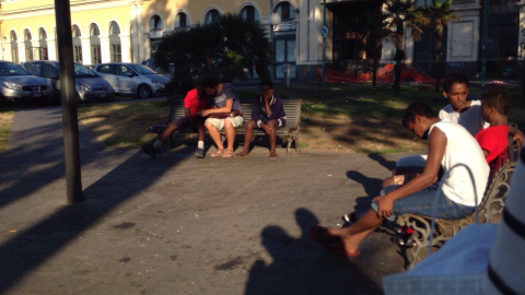 Menores  en la plaza de Catania a la espera de partir a Roma. LAURA SAFONT