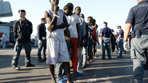 Menores refugiados hacen filas tras desembarcar en el puerto siciliano de Pozzallo. REUTERS