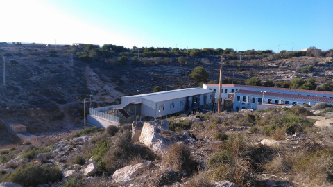 El 'hotspot' de Lampedusa, con un edifico quemado. Mediterranean Hope