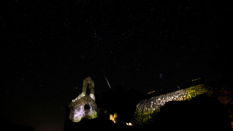 La lluvia de estrellas sobre el bosque de los Alcornocales en el antiguo de La Sauceda, cerca de Cortes de la Frontera (Málaga). REUTERS / Jon Nazca