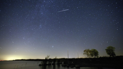 Las perseidas sobre el lago Neusiedlersee, cerca de Moerbisch am See, Austria. EFE/Lisi Niesner