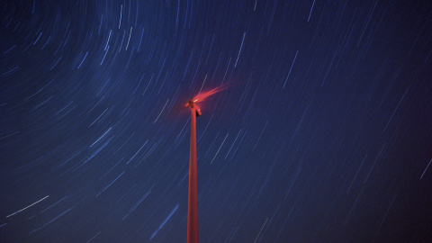 La lluvia de estrellas sobre un molino de viento en el Parque eólico Saint Nikola, en Kavarna, Bulgaria. EFE/Vassil Donev
