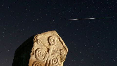 Las perseidas  las sobre lápidas medievales en Radmilje, cerca de Stolac, al sur de Sarajevo (Bosnia y Herzegovina). REUTERS / Dado Ruvić