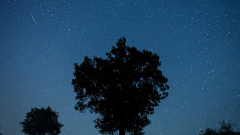 La lluvia de estrellas sobre Holloko, un pueblo de montaña alistado en el Patrimonio Mundial de la Unesco, situado a unos 80 kilómetros de Budapest, Hungría. EFE/Peter Komka