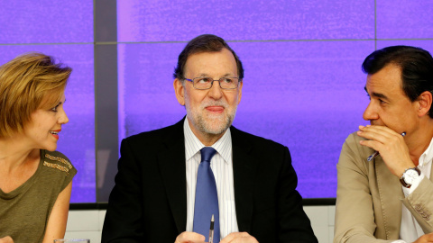 El presidente del PP, Mariano Rajoy, flaqueado por la secretaria general del partido, Maria Dolores de Cospedal, y el vicesecretario general de Organizació, Fermando Martínez Maillo. REUTERS El presidente del PP, Mariano Rajoy, flaqueado por la secretaria general del partido, Maria Dolores de Cospedal, y el vicesecretario general de Organizació, Fermando Martínez Maillo. REUTERS