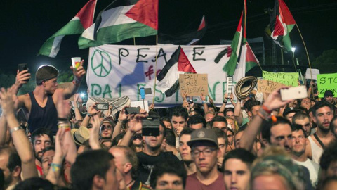 Asistentes al festival y colectivos propalestinos durante la actuación del cantante estadounidense Matisyahu esta noche en la XXII Edición del Festival de música reggae Rototom Sunsplash de Benicassim. EFE/Domenech Castelló Asistentes al festival y colectivos propalestinos durante la actuación del cantante estadounidense Matisyahu esta noche en la XXII Edición del Festival de música reggae Rototom Sunsplash de Benicassim. EFE/Domenech Castelló