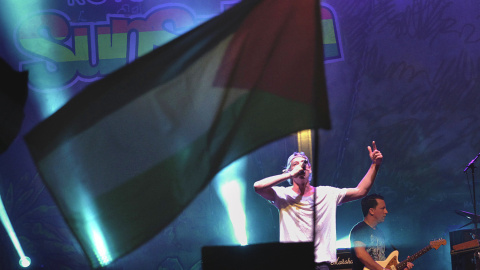 El cantante judío Matisyahu, durante el concierto en el Rototom, frente a una bandera palestina.- REUTERS El cantante judío Matisyahu, durante el concierto en el Rototom, frente a una bandera palestina.- REUTERS