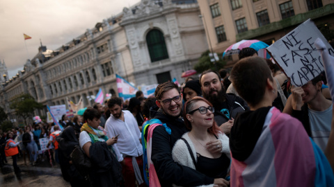 Gabriel Díaz de Tudanca, un joven trans, y su novia Ruth participan en una protesta para detener la patologización de los transgéneros en Madrid. / REUTERS - SUSANA VERA Gabriel Díaz de Tudanca, un joven trans, y su novia Ruth participan en una protesta para detener la patologización de los transgéneros en Madrid. / REUTERS - SUSANA VERA