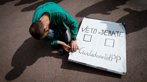 Concentración de miembros de la PAH frente a la sede de Ciudadanos en Barcelona, para protestar por el veto a su propuesta de ley de Vivienda.EFE/Enric Fontcuberta Concentración de miembros de la PAH frente a la sede de Ciudadanos en Barcelona, para protestar por el veto a su propuesta de ley de Vivienda.EFE/Enric Fontcuberta