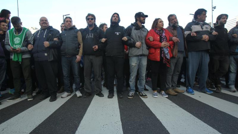 Cientos de argentinos apoyan a la presidenta de la asociación argentina Madres de Plaza de Mayo Hebe de Bonafini, quien se negó a declarar ante el juez y acudió a la Plaza de Mayo, donde fue respaldad por otros ciudadanos en Buenos Aires (A