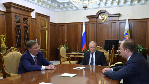 El presidente ruso, Vladimir Putin, en un encuentro con el nuevo jefe de administración del Kremlin, Anton Vaino, y su antecesor y ahora delegado especial para asuntos de Ecología y Transporte, Sergei Ivanov. REUTERS