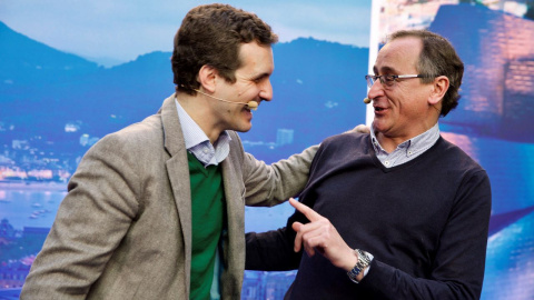 Pablo Casado y Alfonso Alonso. DAVID AGUILAR / EFE Pablo Casado y Alfonso Alonso. DAVID AGUILAR / EFE