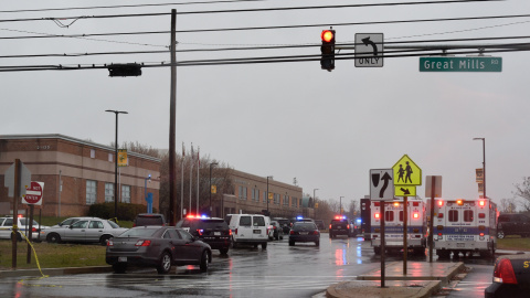 Servicios de emergencias y de Policía en las afueras del instituto de Grat Mills (Maryland), donde se ha producido un tiroteo. /REUTERS Servicios de emergencias y de Policía en las afueras del instituto de Grat Mills (Maryland), donde se ha producido un tiroteo. /REUTERS