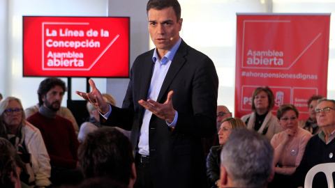 El secretario general del PSOE, Pedro Sánchez, participa en una asamblea abierta a militantes socialistas en La Línea de La Concepción (Cádiz). EFE/ A. Carrasco Ragel El secretario general del PSOE, Pedro Sánchez, participa en una asamblea abierta a militantes socialistas en La Línea de La Concepción (Cádiz). EFE/ A. Carrasco Ragel