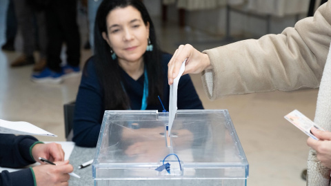 Una persona ejerce su derecho a voto, en el Centro Galego de Arte Contemporáneo (CGAC), a 18 de febrero de 2024, en Santiago de Compostela, A Coruña, Galicia (España). Una persona ejerce su derecho a voto, en el Centro Galego de Arte Contemporáneo (CGAC), a 18 de febrero de 2024, en Santiago de Compostela, A Coruña, Galicia (España).