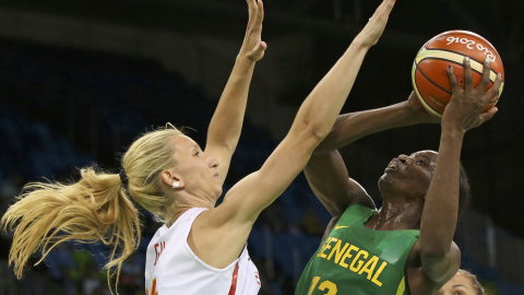 Laura Gil se enfrenta a la senegalesa Mame Marie Sy durante el partido en Rio. REUTERS/Shannon Stapleton Laura Gil se enfrenta a la senegalesa Mame Marie Sy durante el partido en Rio. REUTERS/Shannon Stapleton