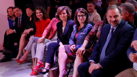 La vicepresidenta del Gobierno en funciones, Carmen Calvo (5i); la portavoz socialista en el Congreso, Adriana Lastra (2d), y parte del equipo de Gobierno de Pedro Sánchez, durante la presentación de la campaña electoral de los socialistas 
