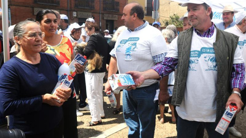 El presidente de ASAJA, Donaciano Dujo, reparte leche a su llegada de la "Marcha Blanca " de los ganaderos del sector lácteo a la localidad de Mansilla de las Mulas, en la primera etapa de esta protesta por la crisis del sector, que llegará El presidente de ASAJA, Donaciano Dujo, reparte leche a su llegada de la "Marcha Blanca " de los ganaderos del sector lácteo a la localidad de Mansilla de las Mulas, en la primera etapa de esta protesta por la crisis del sector, que llegará