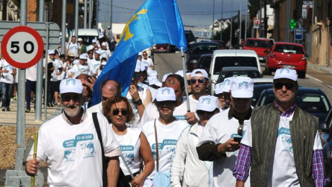 Primera etapa de la "Marcha Blanca" de los ganaderos del sector lácteo que hoy han iniciado su protesta por la crisis del sector y que llegará a Madrid el próximo día 4 de septiembre. EFE/J.Casares. Primera etapa de la "Marcha Blanca" de los ganaderos del sector lácteo que hoy han iniciado su protesta por la crisis del sector y que llegará a Madrid el próximo día 4 de septiembre. EFE/J.Casares.
