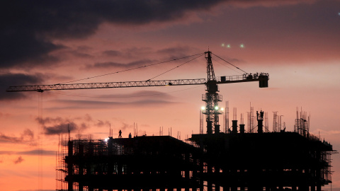 Obreros trabajan en una construcción en la isla de Koh Pich en Nom Pen el 24 de agosto de 2015. REUTERS / Samrang Pring