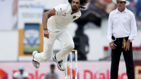 Ishant Sharma de la India juega durante el quinto día de su segundo partido de prueba de cricket contra Sri Lanka en Colombo, 24 de agosto de 2015. REUTERS / Dinuka Liyanawatte