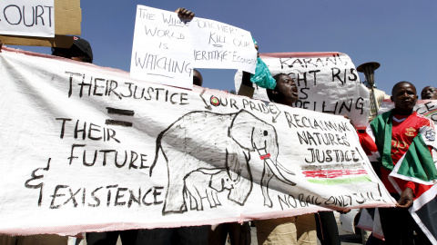 Activistas animalistas sostienen pancartas mientras cantan consignas durante una manifestación frente a la Corte Suprema de Kenia en Nairobi 24 de agosto de 2015. REUTERS/Thomas Mukoya