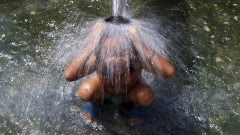 Una niña se da un baño público en Lalitpur, 24 de agosto de 2015. Los baños públicos eran muy comunes en Nepal en la antigüedad, y todavía se ven en algunos lugares hoy. REUTERS / Navesh Chitrakar