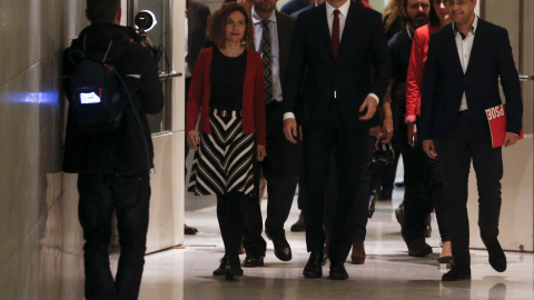 El secretario general del PSOE, Pedro Sánchez, con varios de los miembros de su equipo negociador para la investidura, en los pasillos del Congreso de los Diputados, camino de una rueda de prensa. REUTERS/Sergio Perez