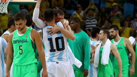 Los jugadores argentinos celebran su victoria ante Brasil. REUTERS/Jim Young Los jugadores argentinos celebran su victoria ante Brasil. REUTERS/Jim Young