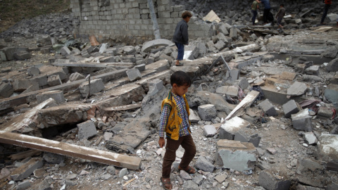 Un niño camina sobre los escombros tras una bombardeo en Sanaa, la capital de Yemen.- REUTERS/Mohamed al-Sayaghi Un niño camina sobre los escombros tras una bombardeo en Sanaa, la capital de Yemen.- REUTERS/Mohamed al-Sayaghi