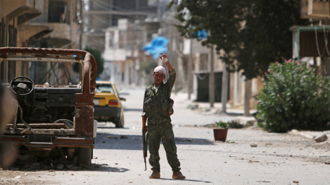 Un combatiente de las Fuerzas Democráticas de Siria, en las calles de las ciudad de Manbij, reconquistada al Estado Islámico.- REUTERS/Rodi Sai Un combatiente de las Fuerzas Democráticas de Siria, en las calles de las ciudad de Manbij, reconquistada al Estado Islámico.- REUTERS/Rodi Sai